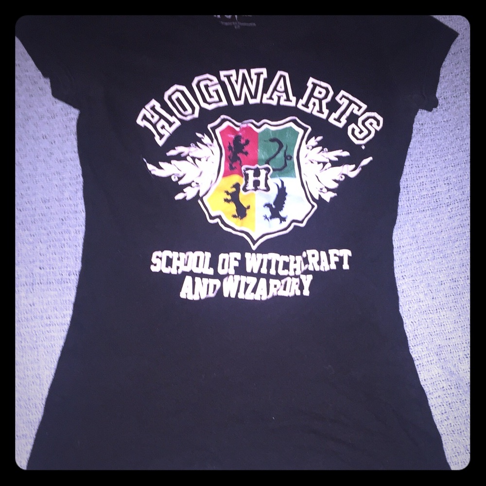 Small size hogwarts shirt